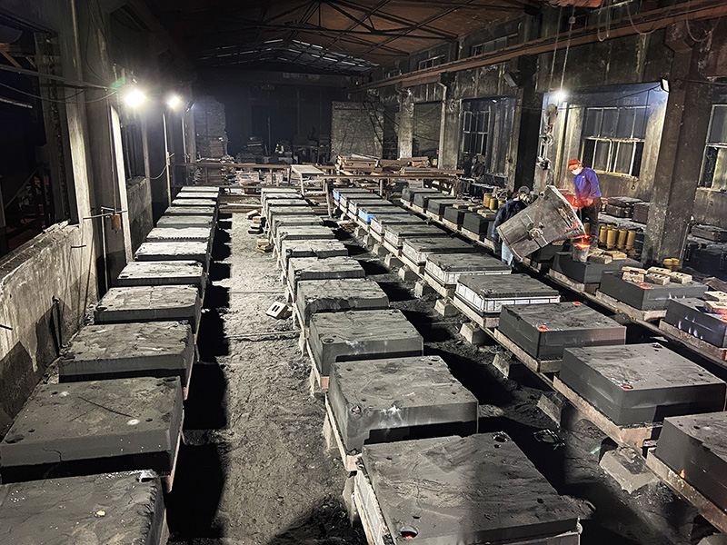Application of 1000mm sand box size casting molding machine in well cover molding production