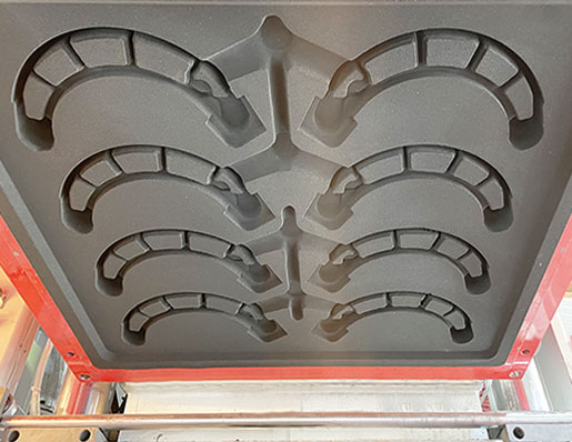 Automated Casting of Brake Shoe Castings/Automatic casting equipment for brake shoes