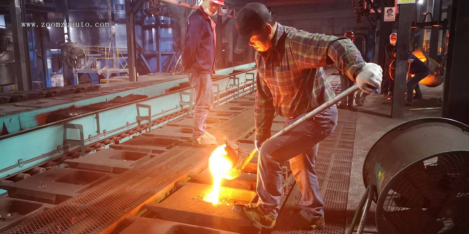 Automatic molding and pouring line for foundry