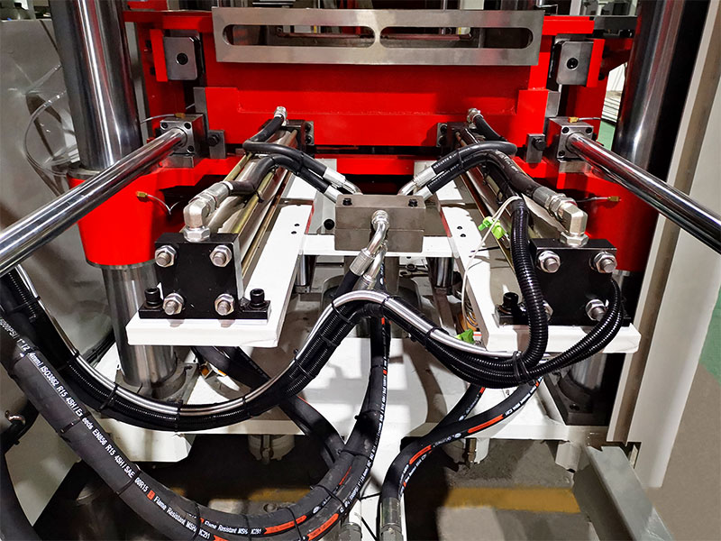 Casting molding machine drawn from the lower sand box